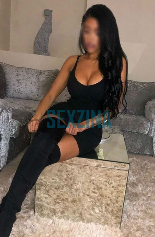 אמזון ו מפלרטט יש לו גוף אתלטי